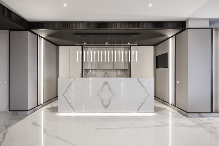 Marble and ceramic: a timeless dialogue